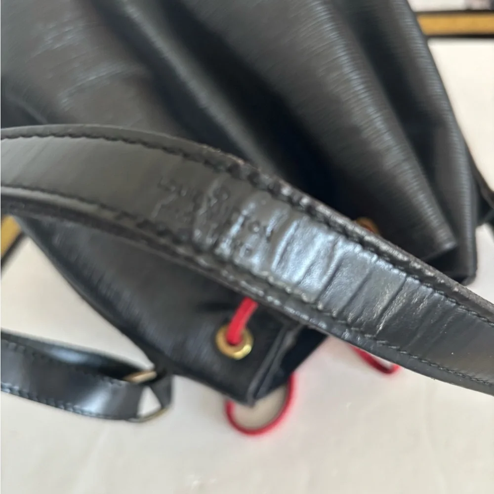 Authentic Louis Vuitton Black epi leather Noe bucket bag